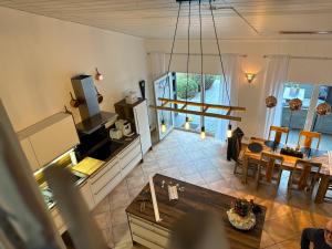 an overhead view of a living room and dining room at Xantener Ferienhaus Heeser Weg in Xanten