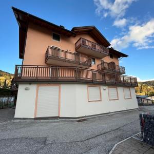 - un bâtiment avec des balcons sur le côté dans l'établissement Trentino Apartments - Casa ai Fiori, à Folgaria