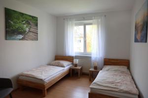 2 camas en una habitación con ventana en Sorinas Unterkunft Top WD5, en Werndorf