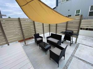 a patio with a table and chairs and a grill at Pleasure Point Ichinomiya in Ichinomiya