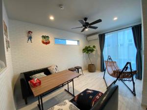 IchinomiyaにあるPleasure Point Ichinomiyaのソファとテーブルのあるリビングルーム