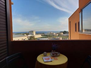 a table in a room with a view of a window at Casa Cuore in Marsala