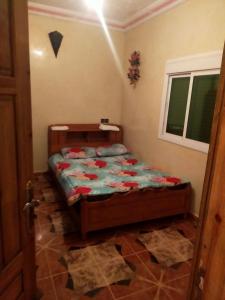 een kleine slaapkamer met een bed in een kamer bij دار الضيافة تازكة Maison d'hôtes Tazekka in Taza