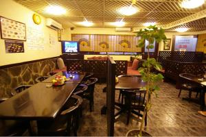 Un comedor con mesas y sillas en un restaurante. en Hotel Asia Cebu, en Cebú 67 fotos más