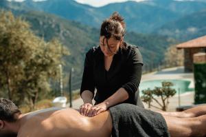 une femme donne un massage à un homme dans l'établissement COCO, à Venaco