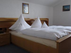 A bed or beds in a room at Gästehaus Finkel