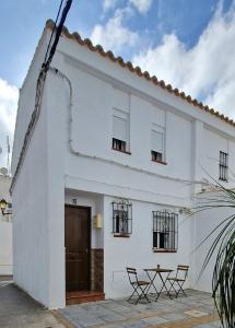 um edifício branco com uma mesa em frente em Casa Lucas em Vejer de la Frontera