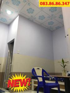 um quarto com uma mesa e uma cadeira azul em Nhà Nghỉ Năm Bé em Xuyên Mộc