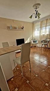 uma cozinha com uma mesa e uma cadeira num quarto em Casa Lucas em Vejer de la Frontera