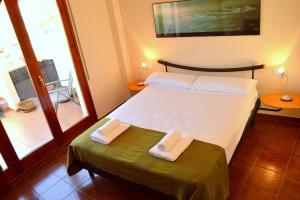 a bedroom with a bed with two towels on it at Casa con piscina en el Casco Historico in Tossa de Mar