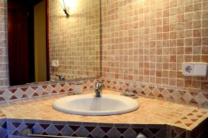 Bathroom sa Casa con piscina en el Casco Historico