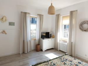 TV a/nebo společenská místnost v ubytování Apartament Jaśmin