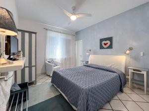 um quarto de hotel com uma cama e uma televisão em A casa di Enrico B&B em Portoferraio