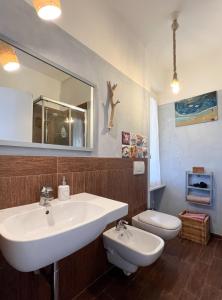 uma casa de banho com um lavatório e um WC em A casa di Enrico B&B em Portoferraio