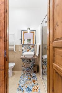 een badkamer met een wastafel en een toilet bij Mama Tita Rooms and Breakfast in Palermo