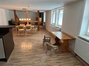 a room with a table and chairs and a dining room at Ferienwohnung/Monteurwohnung in ruhigem Innenhof in Nörten-Hardenberg