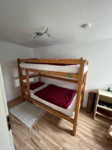 a set of bunk beds in a room at Ferienwohnung/Monteurwohnung in ruhigem Innenhof in Nörten-Hardenberg