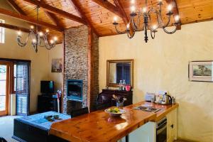 een keuken met een houten aanrecht in een kamer bij Stonehaven Cottage in Machadodorp