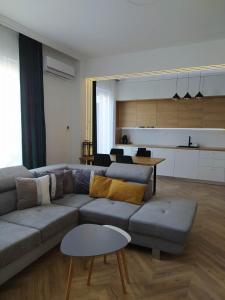 een woonkamer met een bank en een tafel bij apartament ultracentral Pathfinder in Târgu-Mureş