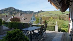 einen Tisch und Stühle auf einer Terrasse mit Aussicht in der Unterkunft Ferienwohnung Anna Durbach in Durbach