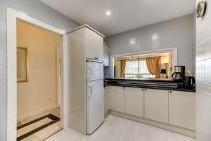 Kuchyňa alebo kuchynka v ubytovaní Beachside Puerto Banus Luxury Aprt2