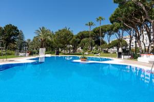 Bazén v ubytovaní Beachside Puerto Banus Luxury Aprt2 alebo v jeho blízkosti
