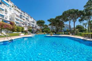 Bazén v ubytovaní Puerto Banus2 Beachfront and Pools alebo v jeho blízkosti