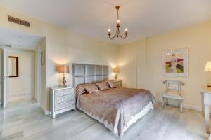 Posteľ alebo postele v izbe v ubytovaní Puerto Banus2 Beachfront and Pools