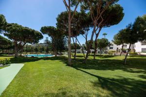Vonkajšia záhrada v ubytovaní Beachside Puerto Banus Luxury Aprt2