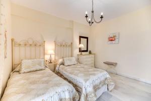 Posteľ alebo postele v izbe v ubytovaní Beachside Puerto Banus Luxury Aprt2