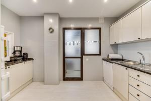 Kuchyňa alebo kuchynka v ubytovaní Beachside Puerto Banus Luxury Aprt2