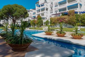 Bazén v ubytovaní Beachside Puerto Banus Luxury Aprt2 alebo v jeho blízkosti