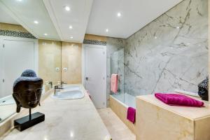 Kúpeľňa v ubytovaní Beachside Puerto Banus Luxury Aprt2