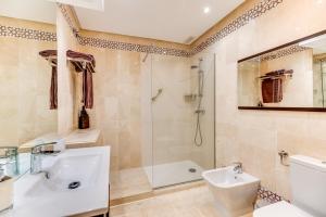 Kúpeľňa v ubytovaní Beachside Puerto Banus Luxury Aprt2