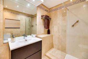 Kúpeľňa v ubytovaní Beachside Puerto Banus Luxury Aprt2
