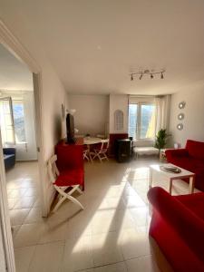 a living room with a red couch and a table at Apartamento en estación de esquí y montaña alto campoo in Brañavieja