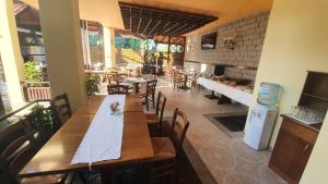 ein Restaurant mit Holztischen und -stühlen in einem Zimmer in der Unterkunft Hotel Villa Bora in Sonnenstrand