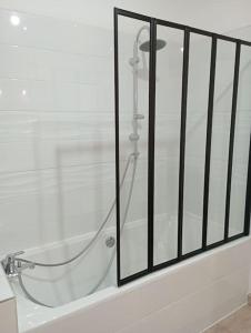 La salle de bains est pourvue d'une douche et d'une fenêtre en verre. dans l'établissement Chez Isa, à Blâmont