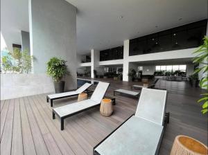 クアラルンプールにあるKLSentral-Bangsar-MidValley-2-10pax-Netflix-Balcony-Super Fast Internetの建物内のベンチと植物のあるロビー