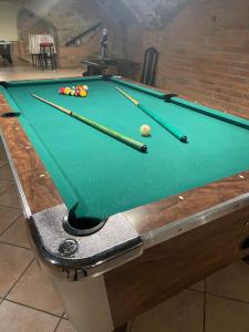 Biliár nebo kulečník v ubytování Révész Hotel, Restaurant and Rosa Spa