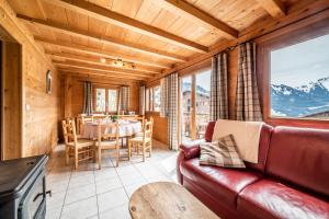 a living room with a couch and a table at Chalet Nid Zut in Châtel