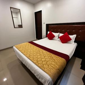 Postel nebo postele na pokoji v ubytování Hotel Borivali Executive - Near Borivali Railway Station
