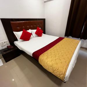 Postel nebo postele na pokoji v ubytování Hotel Borivali Executive - Near Borivali Railway Station