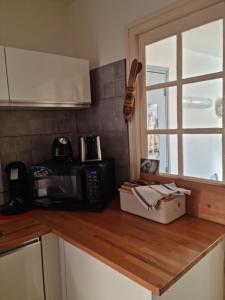 Η κουζίνα ή μικρή κουζίνα στο Maisonnette au Cœur de la cité Médiévale. +10 φωτογραφίες