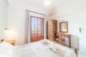 um quarto com uma cama grande e um espelho em Arianna apartment 10 em Paleokastritsa