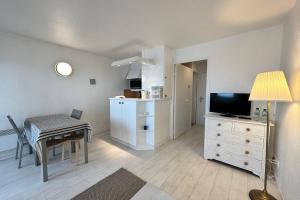 salon ze stołem jadalnym i kuchnią w obiekcie Les Tamaris - Studio with Sea View - Trouville-Sur-Mer w mieście Trouville-sur-Mer