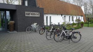 un grupo de bicicletas estacionadas fuera de un edificio en Git Émoi, en Estaimpuis