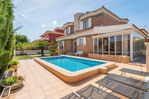 - une piscine en face d'une maison dans l'établissement Villa Laura, à Palma de Majorque
