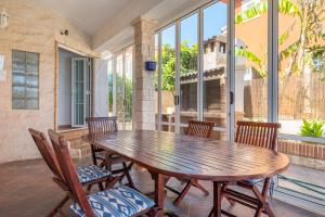 Une table et des chaises en bois sont disponibles sur la terrasse. dans l'établissement Villa Laura, à Palma de Majorque