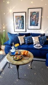 - un salon avec un canapé bleu et une table dans l'établissement Apartamenty Tomaszów Lubelski - Niebieski, à Tomaszów Lubelski
